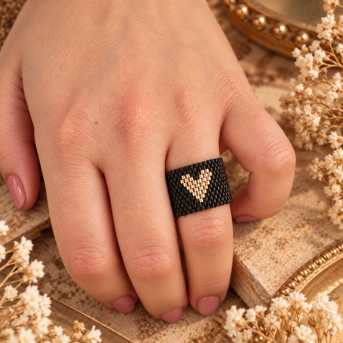 Anillo negro corazón dorado