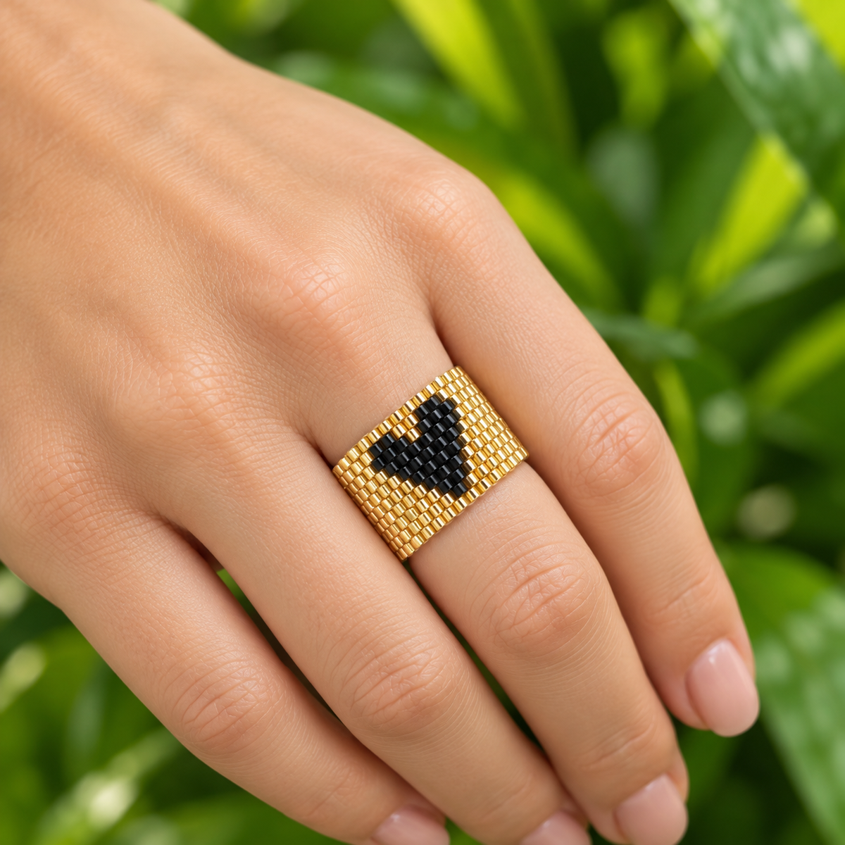 Anillo dorado corazon negro
