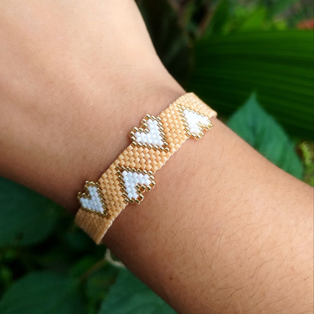 Manilla beige corazones