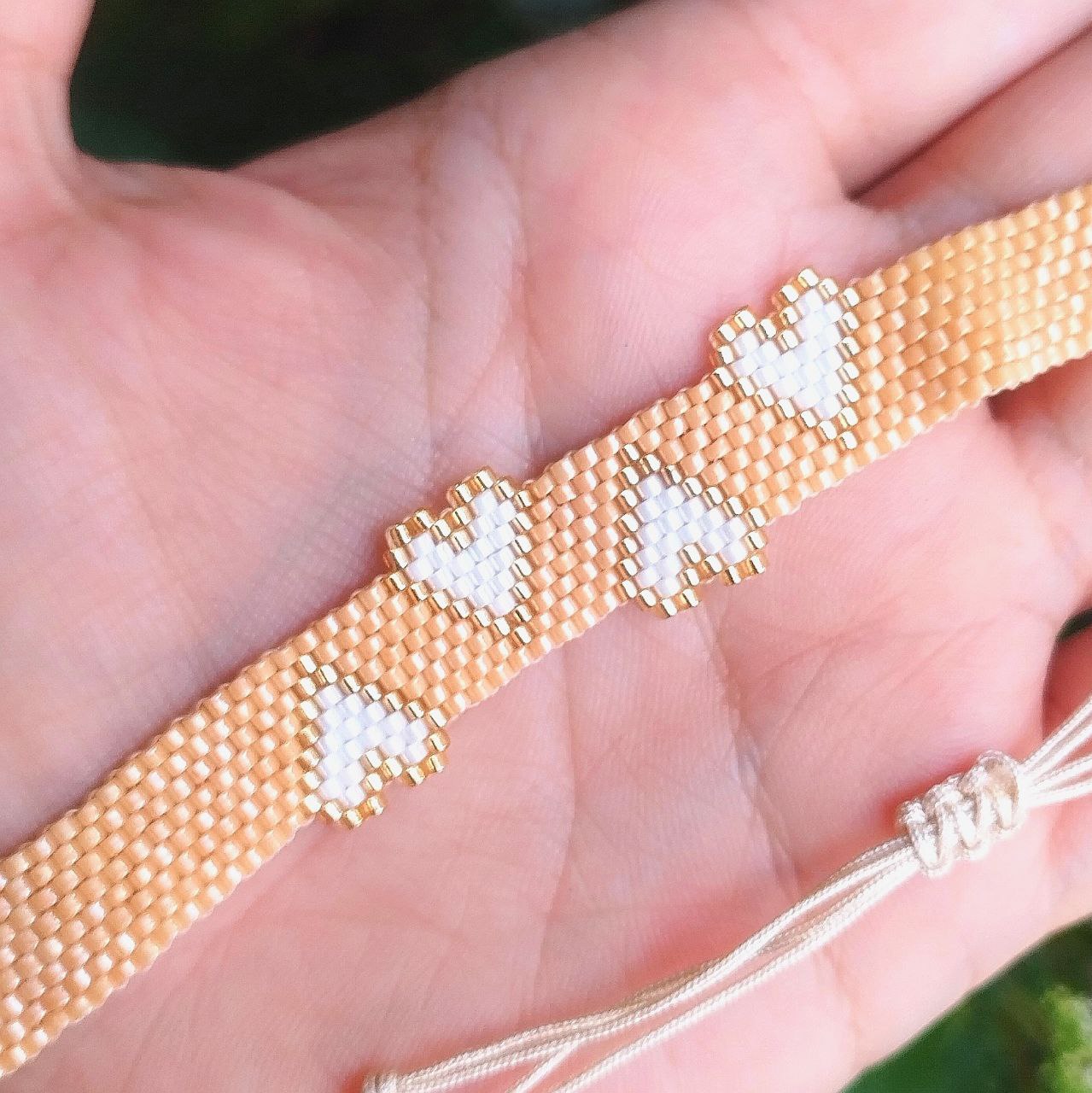 Manilla beige corazones