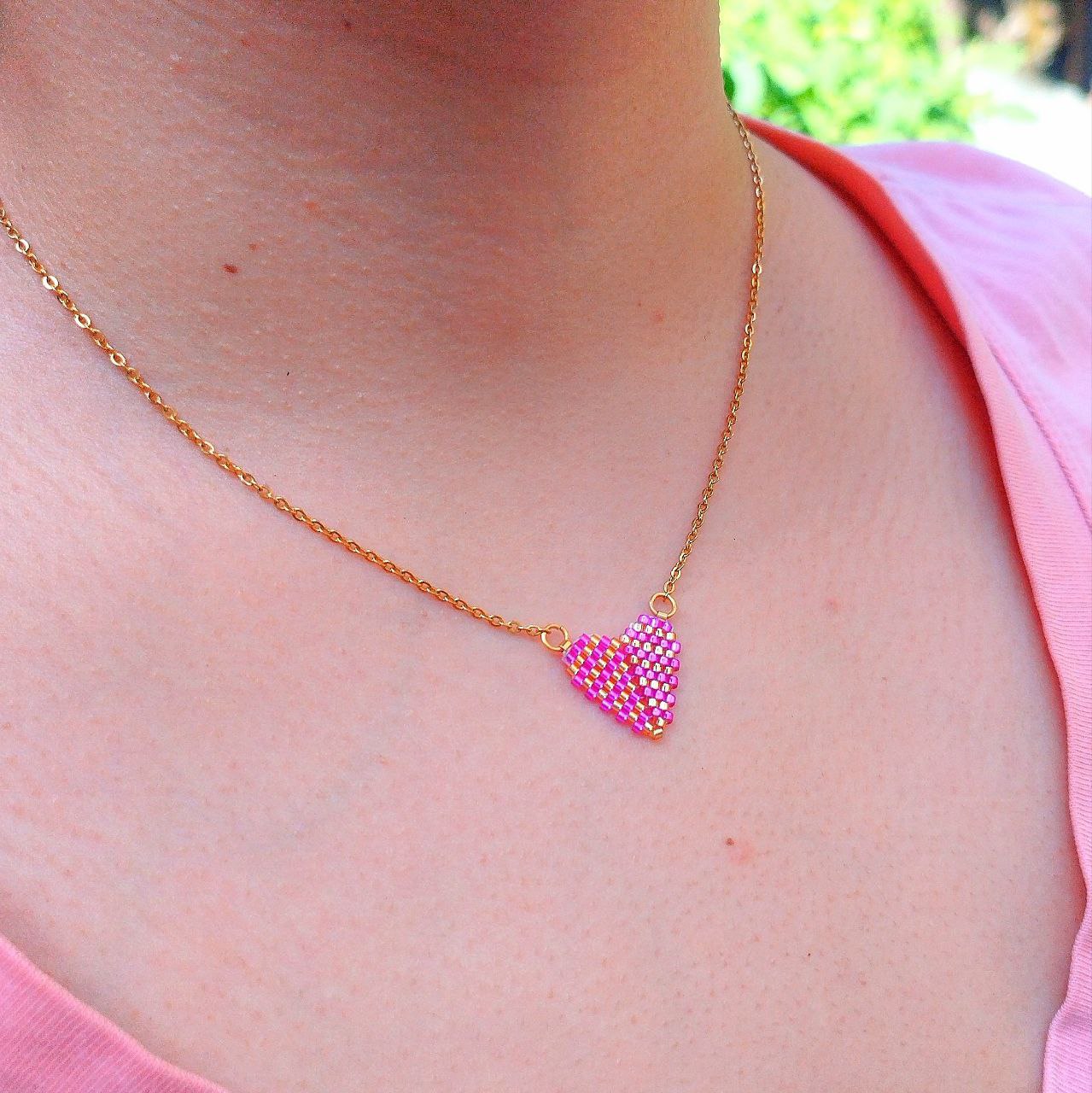 Collar corazon tejido