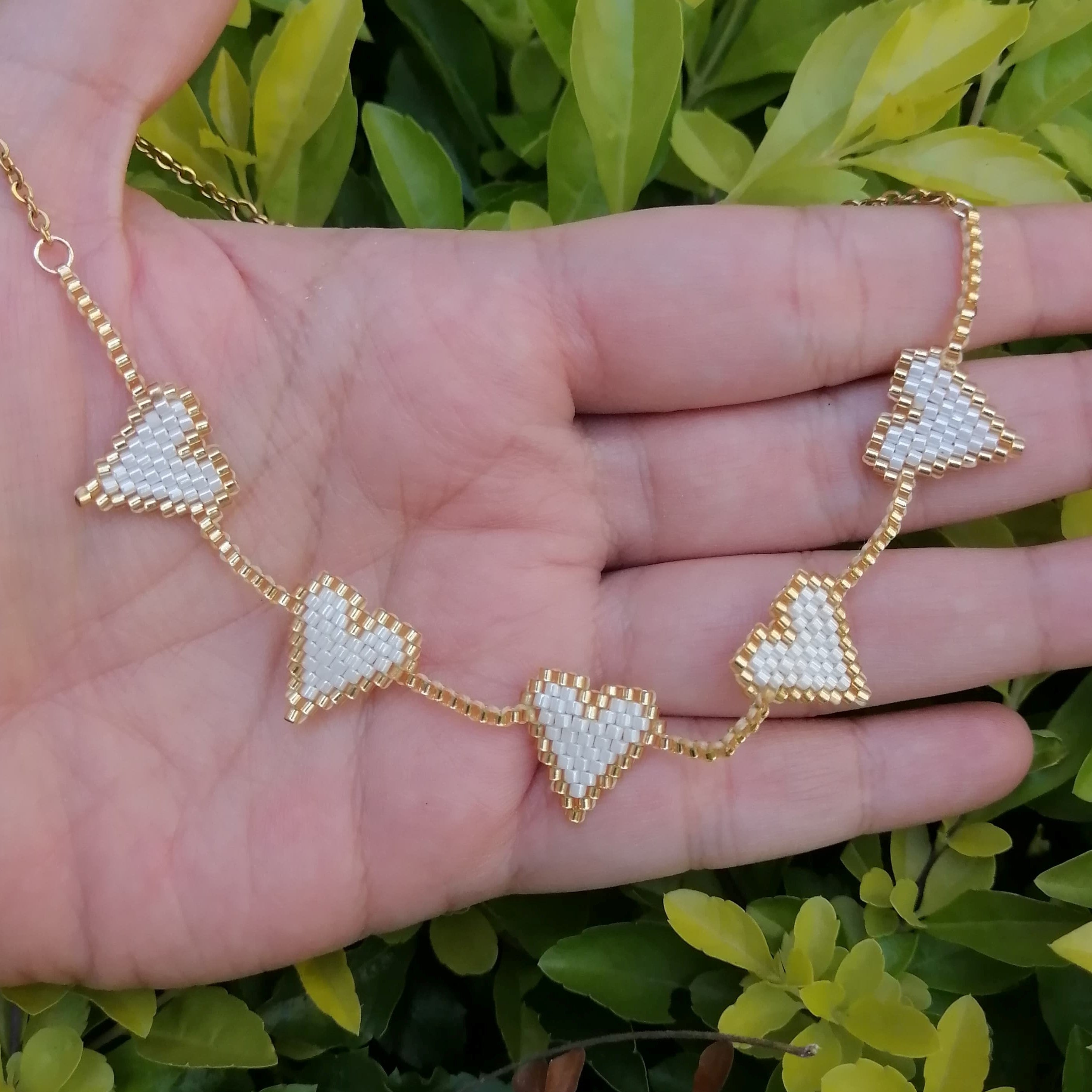 Gargantilla Corazones blancos