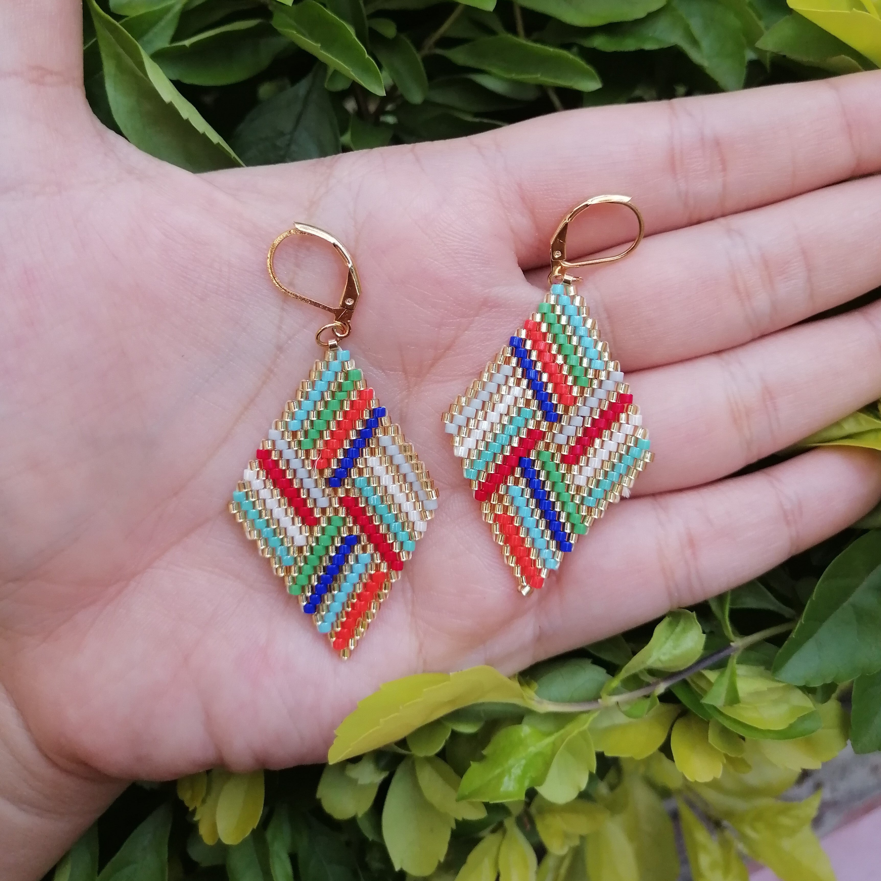 Aretes rombos rayados