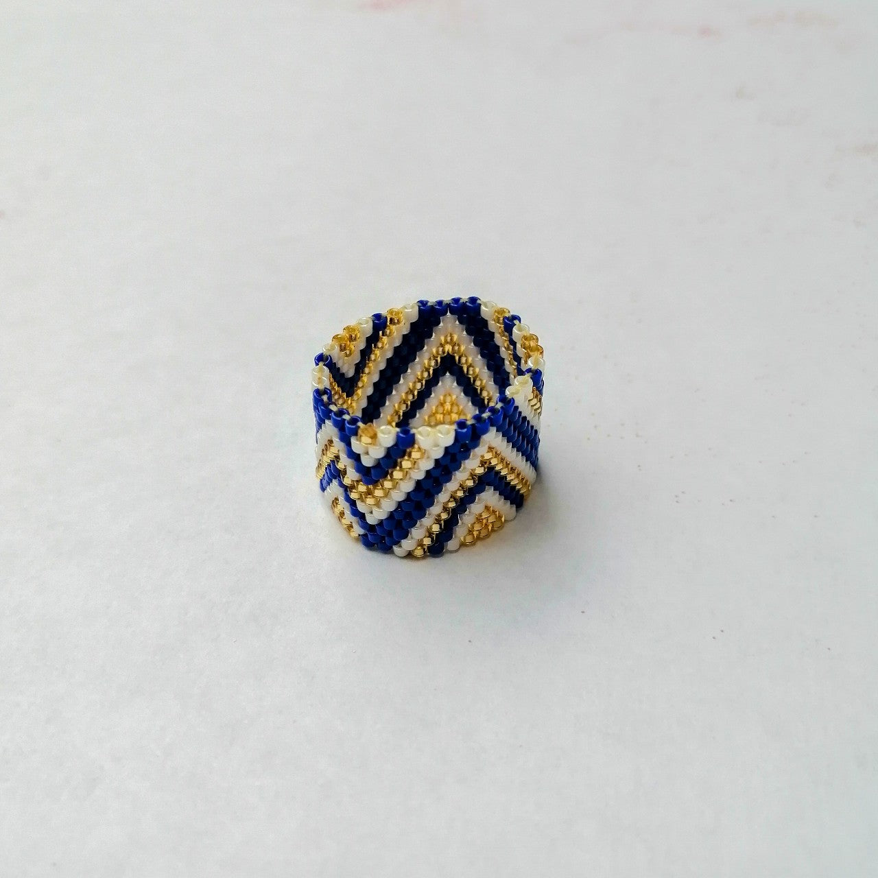 Anillo azul blanco y dorado