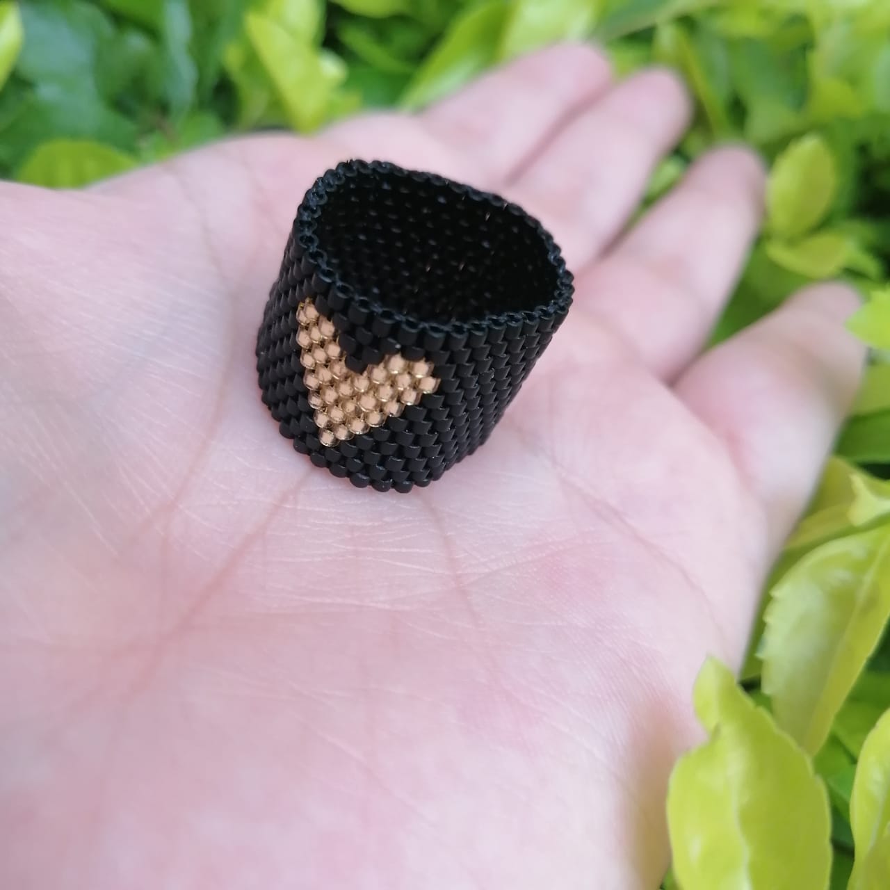 Anillo negro corazón dorado