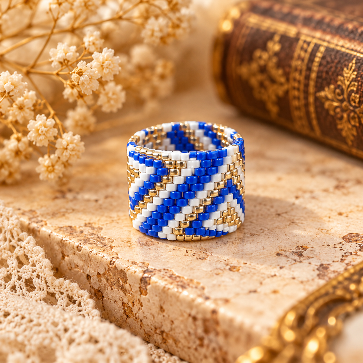 Anillo azul blanco y dorado