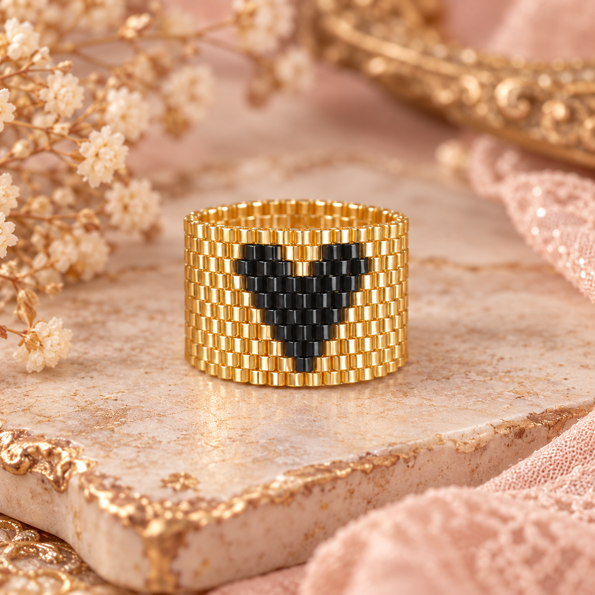 Anillo dorado corazon negro