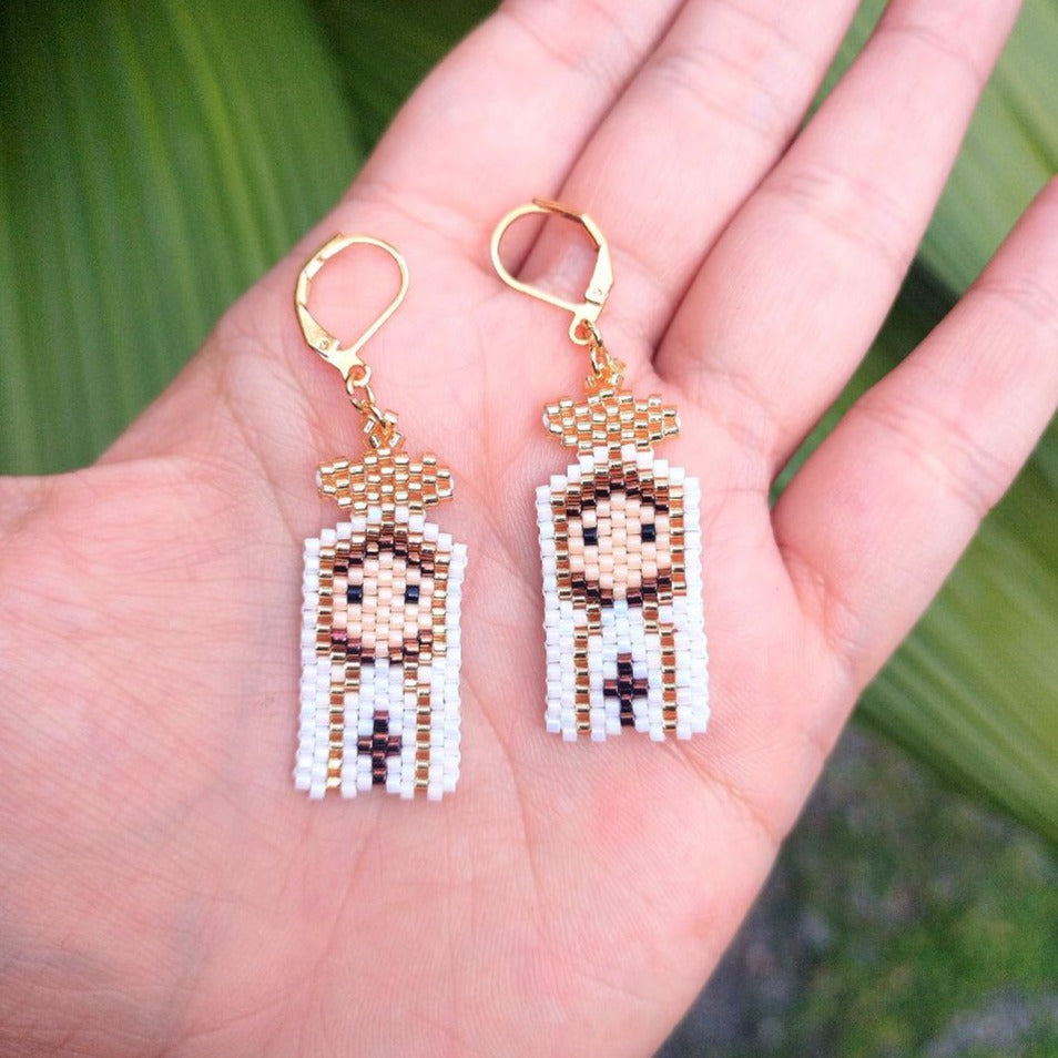 Aretes virgen blanca