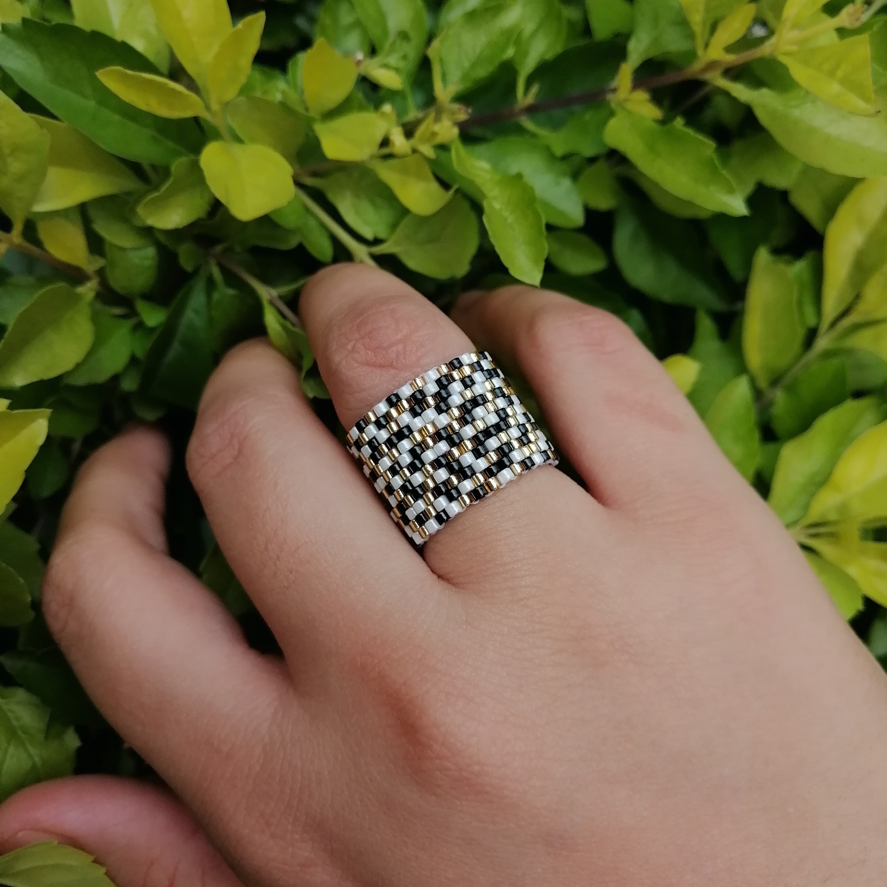 Anillo black and white
