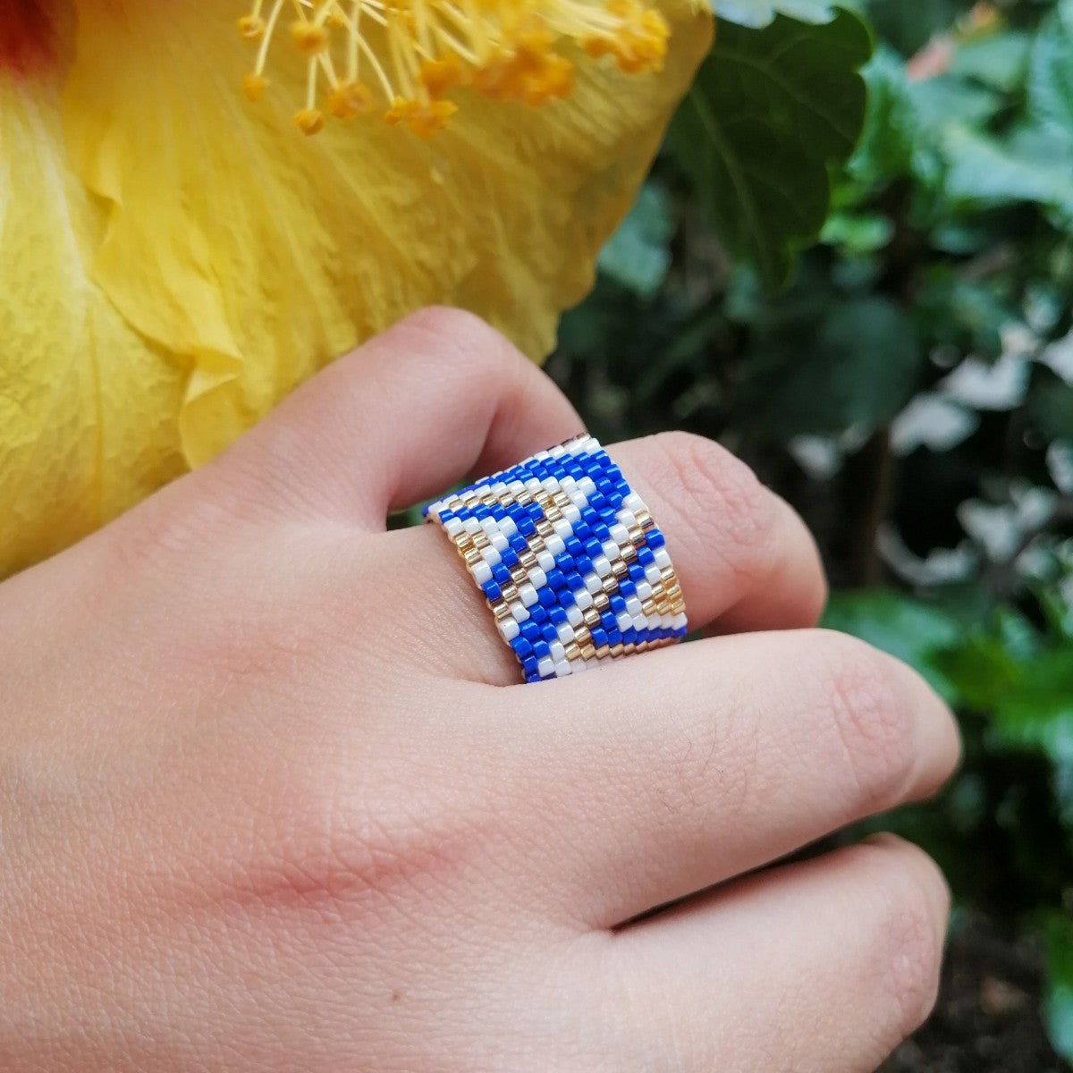 Anillo azul blanco y dorado
