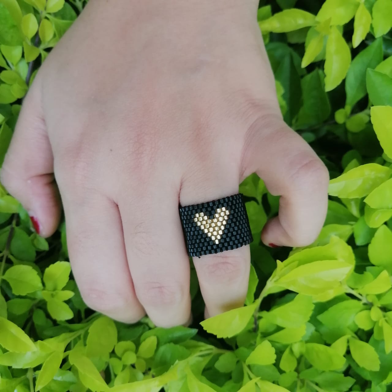 Anillo negro corazón dorado