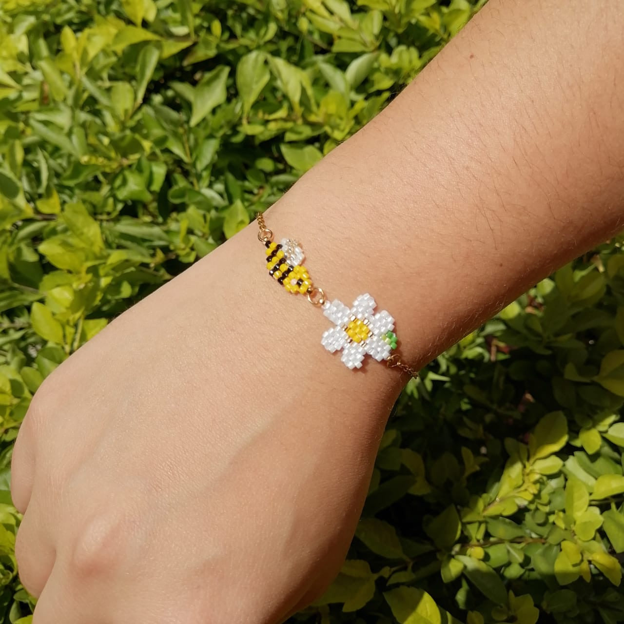 Pulsera abejita y flor