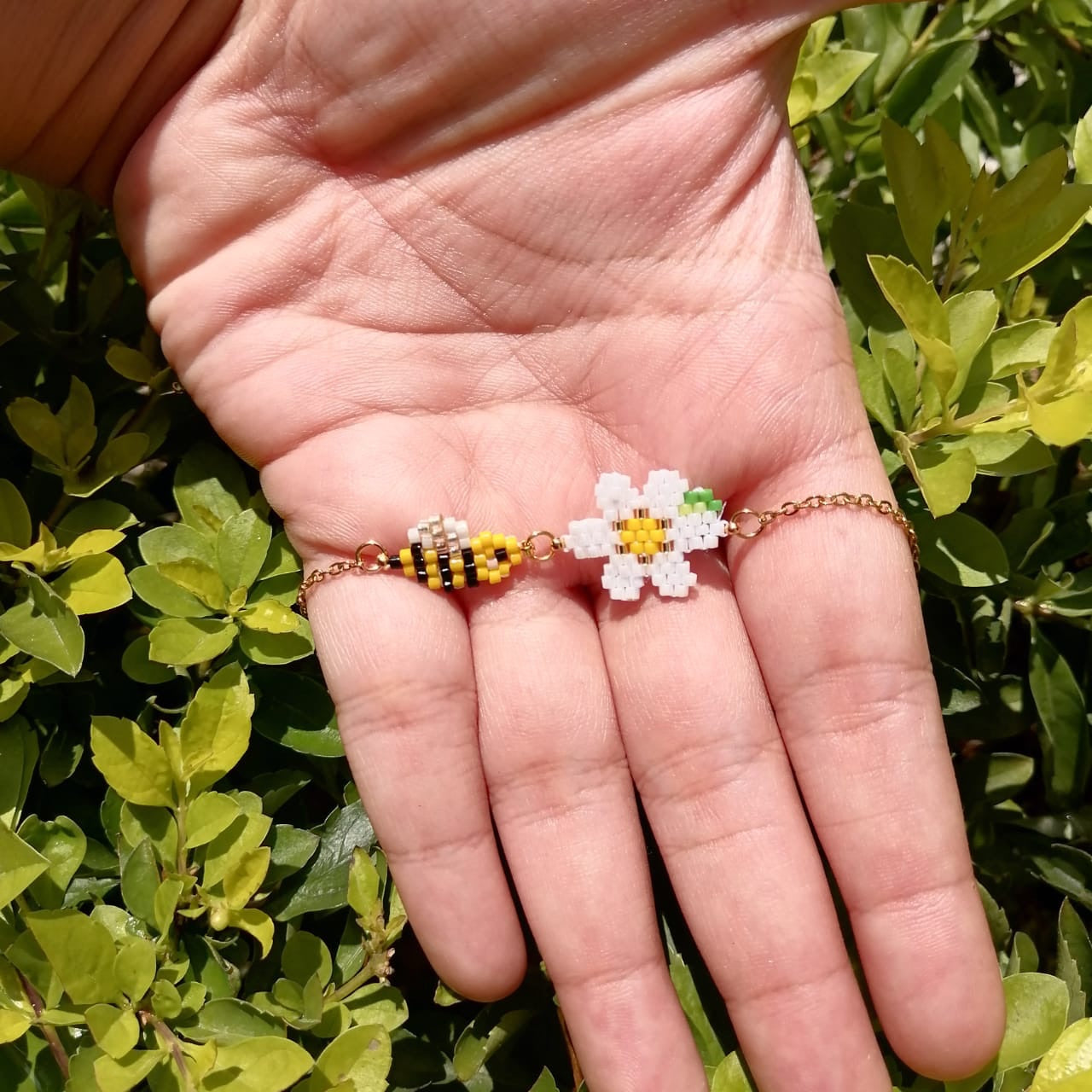 Pulsera abejita y flor