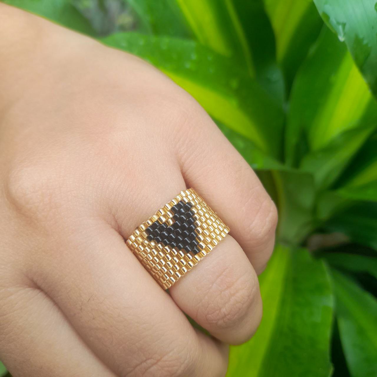 Anillo dorado corazon negro