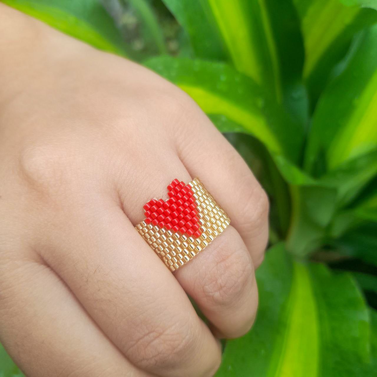Anillo dorado corazon rojo